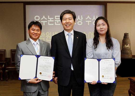 학술대회 우수논문발표 대학원생, 총장상 수여(2010-5-13) 